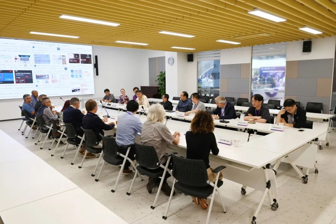 合作组各单位负责人与物理系领导、高能物理方向教师座谈交流